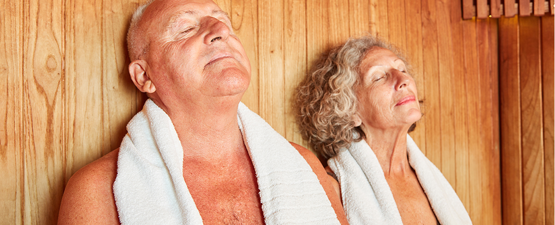 Älteres Paar entspannt in der eigenen Sauna. Das Eigenheim als Rückzugsort im Ruhestand.