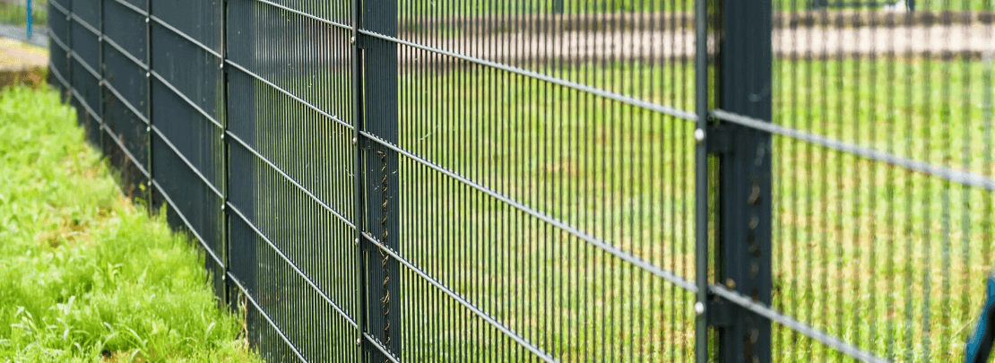Stabile Stahlzaun als langlebige und sichere Grundstückseinfriedung im Garten oder Außenbereich.