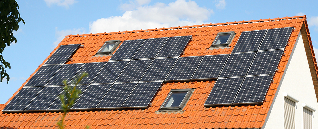 Photovoltaikanlage auf einem Ziegeldach – Thema Blitzschutz bei Solaranlagen.
