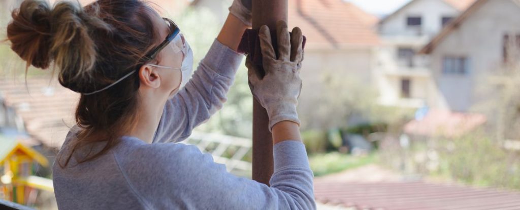 Frau hält ein Rohr in der Hand