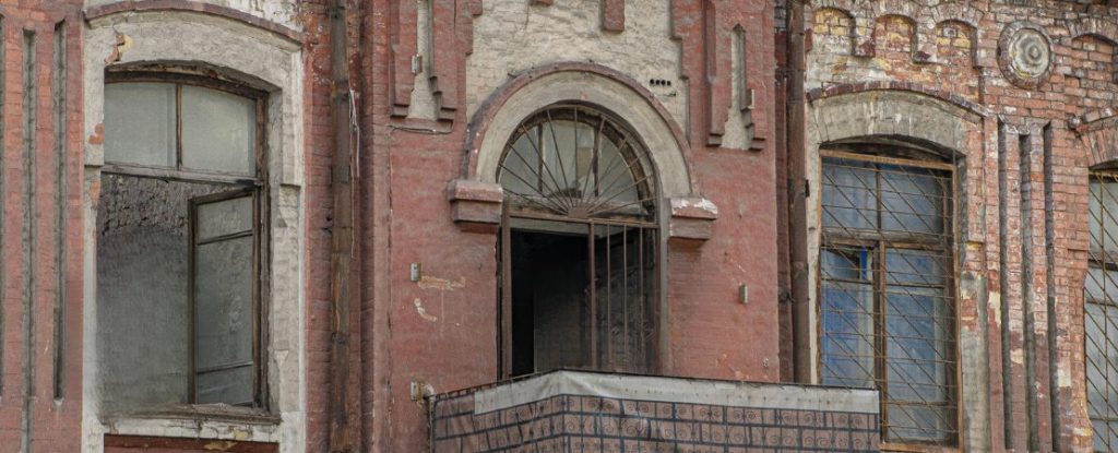 Detailaufnahme eines historisch verzierten Balkons eines denkmalgeschützten Gebäudes.