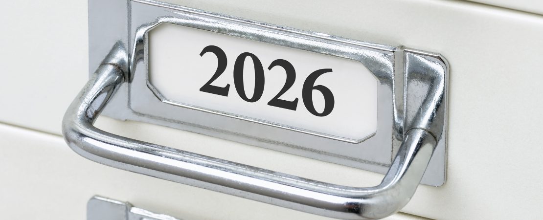 Nahaufnahme einer Schublade eines Aktenschrankes mit Aufschrift 2026. Für den Artikel Änderungen für Immobilienbesitzer 2026.